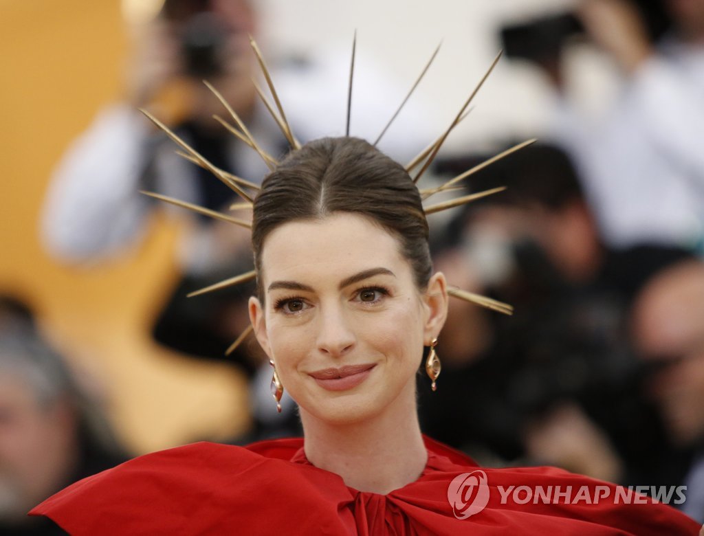 ▲ Actress Anne Hathaway arrives at the Metropolitan Museum of Art Costume Institute Gala (Met Gala) to celebrate the opening of “Heavenly Bodies: Fashion and the Catholic Imagination” in the Manhattan borough of New York, U.S., May 7, 2018. REUTERS/Eduardo Munoz