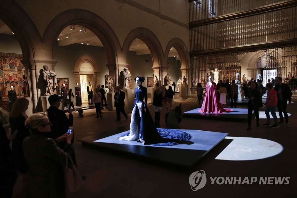▲ Members of the media attend the Press Preview for the fashion exhibition "Heavenly Bodies: Fashion and the Catholic Imagination" at The Metropolitan Museum of art on May 7, 2018 in New York / AFP PHOTO / KENA BETANCUR