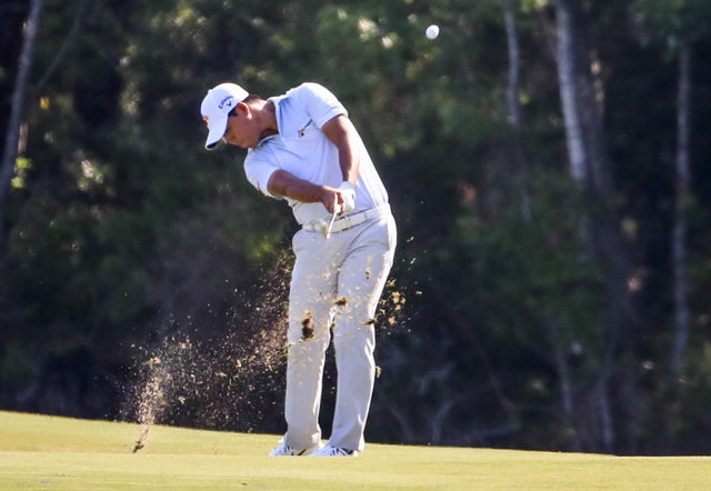 ▲ 김시우가 11일 미국 플로리다주 폰테베드라비치의 TPC 소그래스 스타디움 코스에서 열린 미국프로골프(PGA) 투어 플레이어스 챔피언십 1라운드 14번홀에서 샷을 하고 있다.  연합뉴스