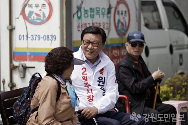 ▲ 원경묵(한국당) 시장 후보가 14일 문화의 거리 일원에서 유권자를 만나 지지를 부탁하고 있다.