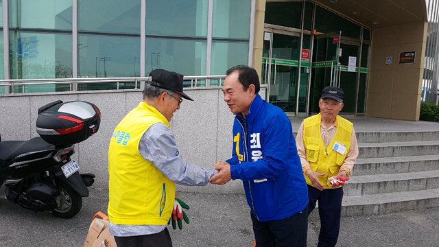 ▲ 최욱철(민주당) 시장 후보가 15일 올림픽파크에서 어르신들과 악수를 나누며 지지를 호소하고 있다.
