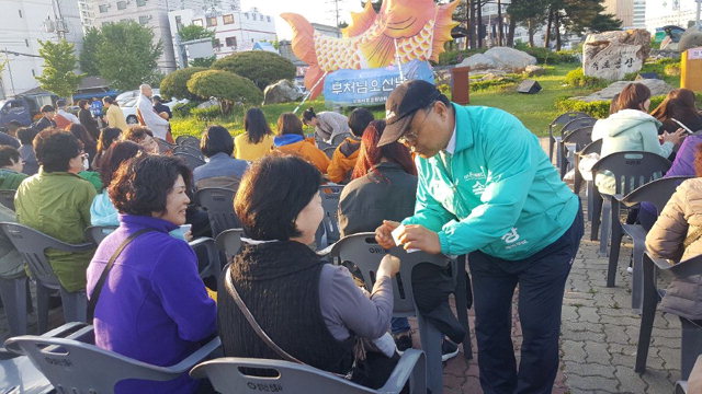 ▲ 장철규(바른미래당) 후보가 속초광장에서 주민들을 만나고 있다.