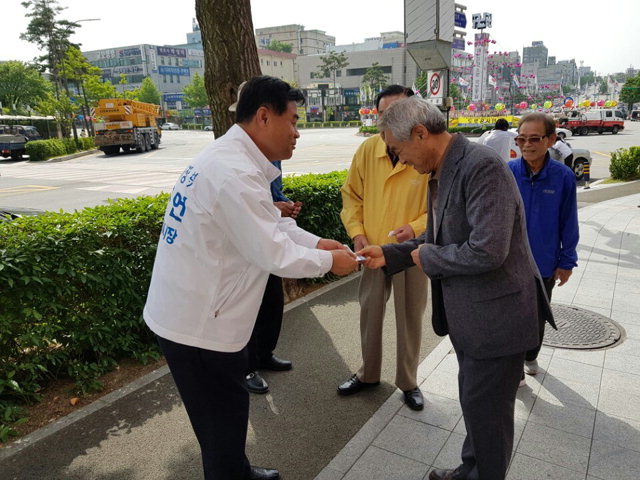 ▲ 심규언(무소속) 후보가 16일 삼화동 일대 주민들을 만나 선거용 명함을 건네고 있다.