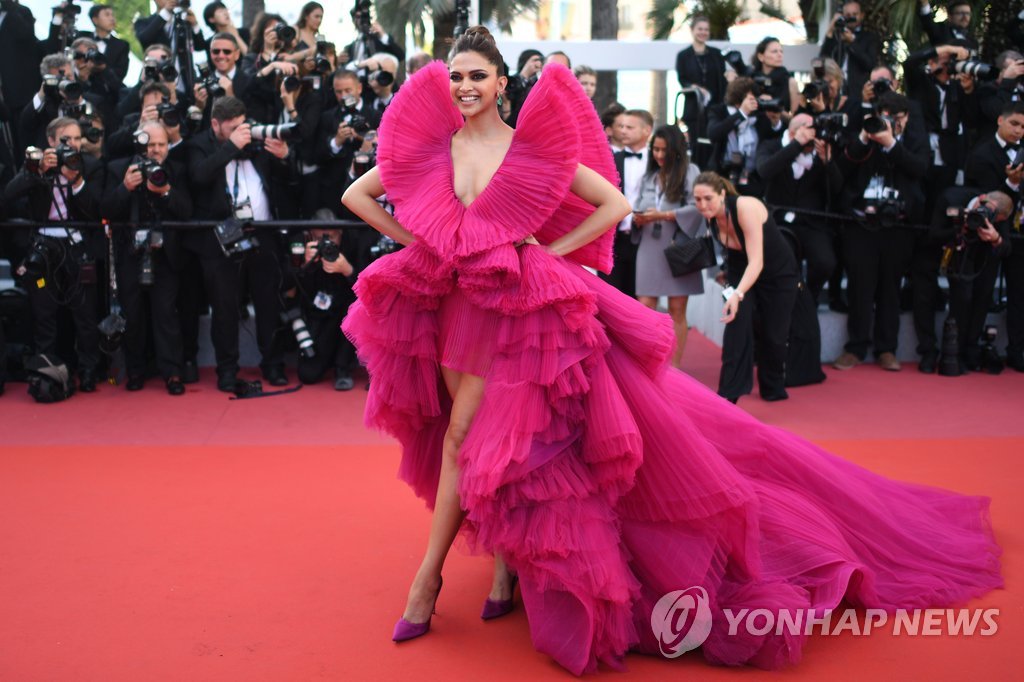 71st Cannes Film Festival - Screening of the film "Ash Is Purest White" (Jiang hu er nv) in competition - Red Carpet Arrivals - Cannes, France, May 11, 2018. Deepika Padukone poses. REUTERS/Stephane Mahe TPX IMAGES OF THE DAY