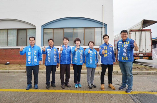 ▲ 더불어민주당 원주갑 지역위원회(위원장 권성중)는 17일 우산동 삼양식품에서 갑지역구 출마자들과 함께 6·13지선 승리를 위한 합동유세를 했다.