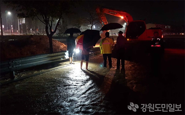 ▲ 시간당 60㎜의 국지성 폭우가 쏟아진 18일 평창 횡계리 인근 소하천이 범람해 62가구가 침수돼 주민들이 안전지대로 대피했다.