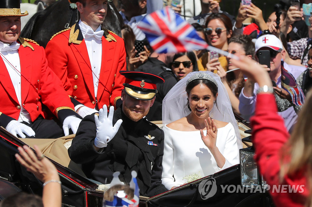 ▲ Prince Harry and his wife Meghan Markle wave to the crowd as they ride a horse-drawn carriage after their wedding ceremony at St George's Chapel in Windsor, Britain, May 19, 2018. REUTERS/Marko Djurica