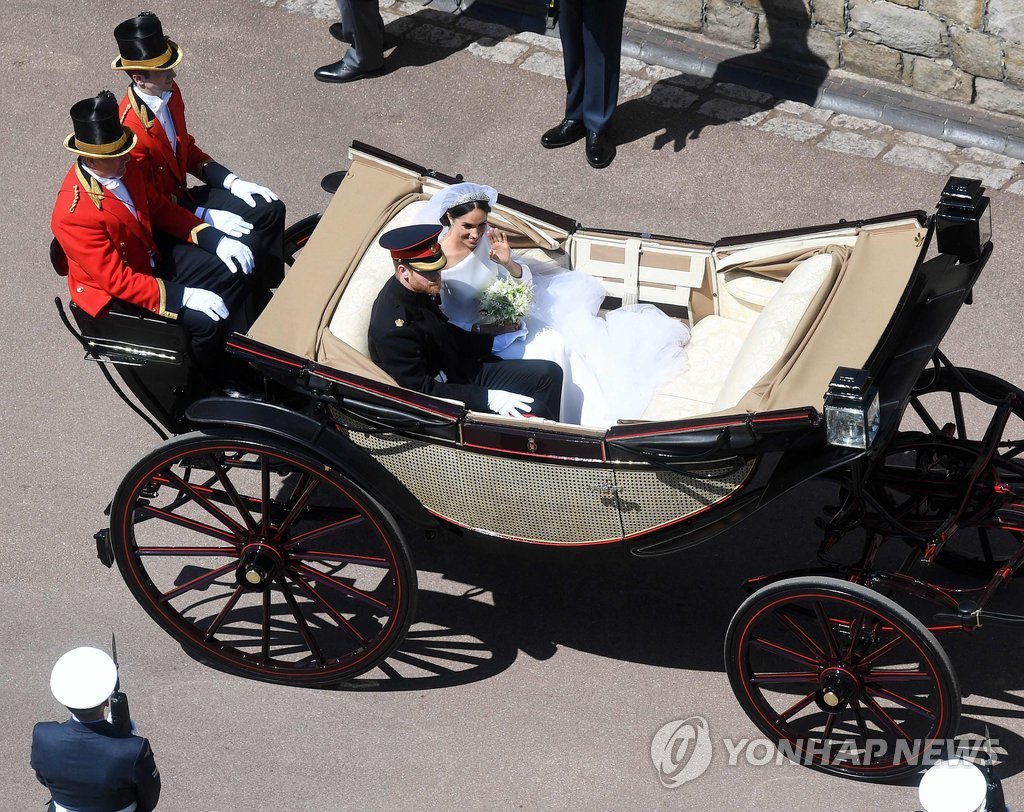 ▲ Britain's Prince Harry, Duke of Sussex and his wife Meghan, Duchess of Sussex begin their carriage procession in the Ascot Landau Carriage after their wedding ceremony at St George's Chapel, Windsor Castle, in Windsor, on May 19, 2018. / AFP PHOTO / POOL / Victoria Jones