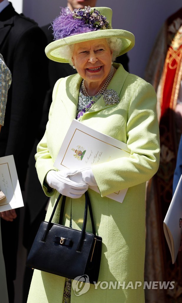 ▲ Britain's Queen Elizabeth II smiles in the sunshine as she leaves after attending the wedding ceremony of Britain's Prince Harry, Duke of Sussex and US actress Meghan Markle at St George's Chapel, Windsor Castle, in Windsor, on May 19, 2018. / AFP PHOTO / POOL / Alastair GRANT
