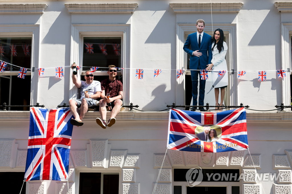 ▲ epaselect epa06749622 Royal fans after watching the carriage procession, following the royal wedding ceremony of Britain's Prince Harry and Meghan Markle in St George's Chapel at Windsor Castle, in Windsor, Britain, 19 May 2018. The couple have been bestowed the royal titles of Duke and Duchess of Sussex on them by the British monarch. EPA/TOM NICHOLSON