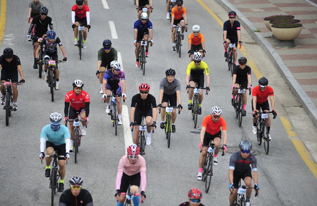 ▲ 제11회 화천DMZ랠리 전국평화자전거대회가 20일 화천 전역에서 펼쳐져 선수들이 도로를 달리고 있다.