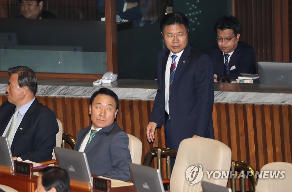▲ 자유한국당 홍문종(오른쪽), 염동열 의원이 21일 자신들의 체포동의안이 상정된 국회 본회의에서 자리를 함께하고 있다.