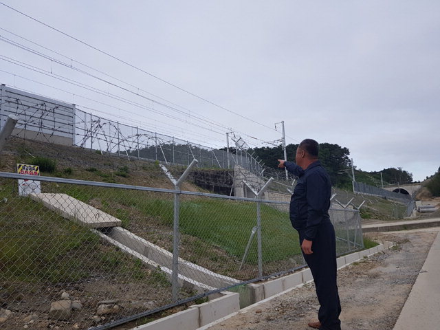 ▲ 22일 한 주민이 KTX 강릉선 담산동 구간 가운데 방음벽이 설치돼 있지 않은 부분을 손으로 가리키고 있다.