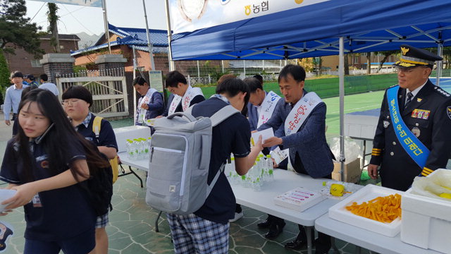 ▲ 아침밥 먹기 및 학교폭력 근절 캠페인이 24일 신철원중·고에서 유관기관이 참여한 가운데 열렸다.