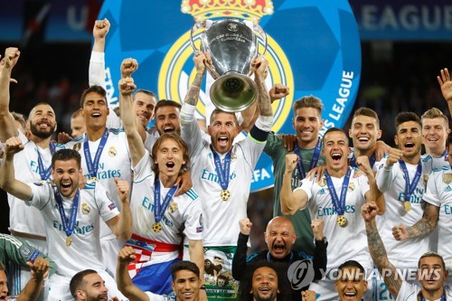 ▲ 2017-2018 유럽축구연맹(UEFA) 챔피언스리그 우승트로피를 들어올리는 레알 마드리드 선수들.(로이터=연합뉴스)