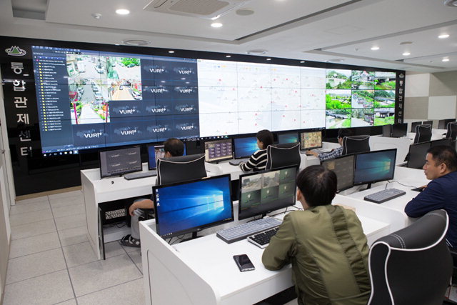 ▲ 29일 춘천시 신청사 CCTV통합관제센터에서 직원들이 시범 운영을 하고 있다.