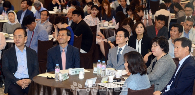 ▲ 6·13 지방선거 도지사 후보 초청 사회복지 정책 토론회가 29일 춘천 스카이컨벤션웨딩홀에서 김중석 강원도민일보 사장, 변영혜 도사회복지사협회장, 김정규 도장애인복지시설협회장과 도 사회복지 단체들이 참석한 가운데 열렸다. 박상동