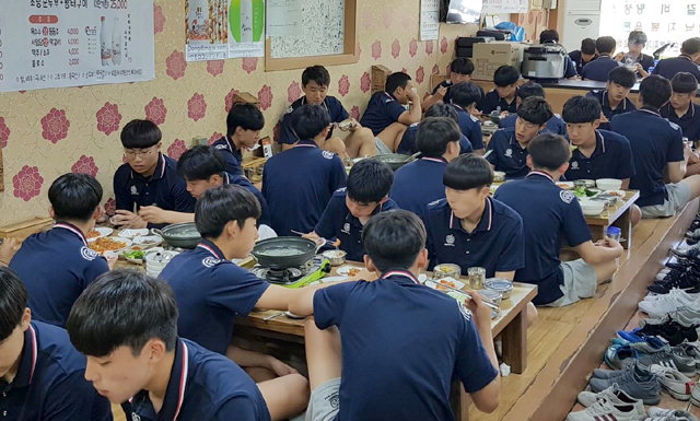 ▲ 금강대기 전국 고등학교 축구대회에 참가한 서울 대신FC U18 선수단이 7일 강릉지역 식당에서 단체로 식사를 하고 있다.  