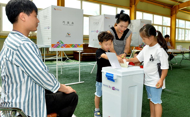 ▲ 횡성 금대리에 거주하는 송지혜씨가 아이들과 함께 투표함에 투표용지를 넣고 있다.