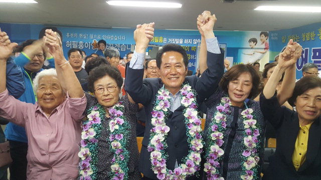 ▲ 허필홍 홍천군수 후보가 13일 선거 사무실에서 당선이 확정되자 지지자들과 환호하고 있다.