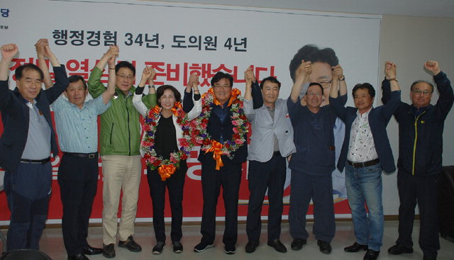 ▲ 최명서 영월군수 후보가 6·13지선에서 당선이 확정된 후 지지자들과 함께 기뻐하고 있다.