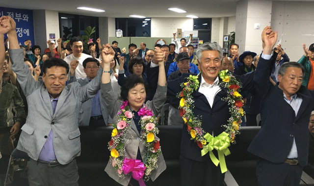 ▲ 최승준 정선군수 당선자가 13일 오후 선거캠프에서 지지자들과 환호하고 있다.