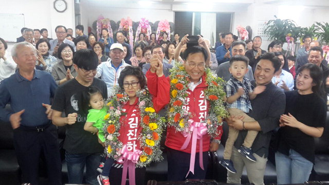 ▲ 자유한국당 김진하 양양군수 당선자가 가족,지지자들과 함께 환호하고 있다.
