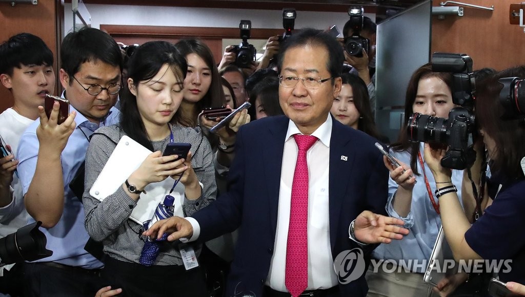 ▲ 자유한국당 홍준표 대표가 14일 서울 여의도 당사에서 사퇴 의사를 밝히고 당사를 나서고 있다.