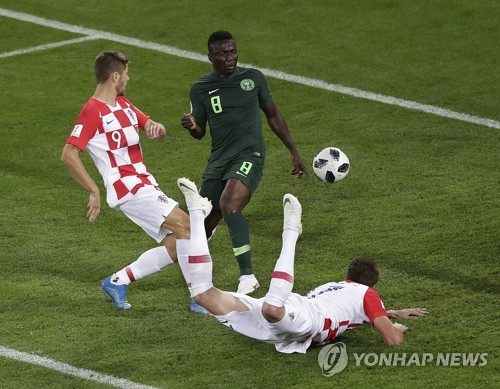 ▲ 크로아티아의 마리오 만주키치(오른쪽)가 헤딩슛을 시도하고 있다.만주키치가 헤딩한 공은 나이지리아 오그헤네카로 에테보(가운데)이 몸에 맞고 자책골로 연결됐다.