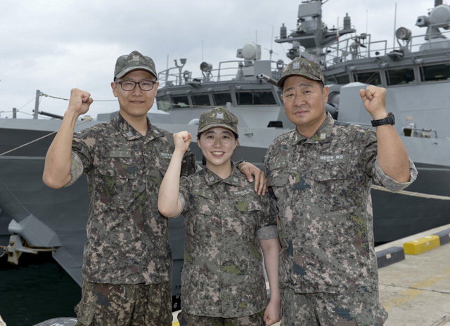 ▲ 해군 제1함대에서 근무하는 서영기 원사와 아들 길재,며느리 이은지씨.