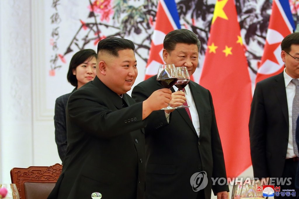 ▲ 중국을 방문한 김정은 북한 국무위원장이 19일 중국 베이징 인민대회당에서 열린 공식 환영식에서 시진핑 중국 국가주석과 건배하고 있다.