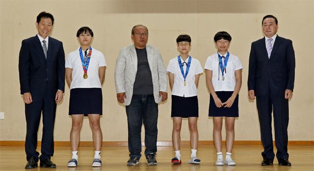 ▲ 동해 북평여중은 20일 학교 체육관에서 제47회 전국소년체육대회 입상 선수 메달 수여식을 개최했다.