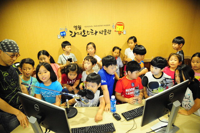 ▲ 영월 라디오스타박물관을 찾은 어린이들이 라디오 방송을 제작하는 모습.
