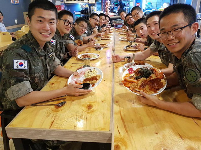 ▲ 20일 육군7사단 병사들이 단체로 외출을 나와 인근 지역식당에서 식사를 하고 있다.