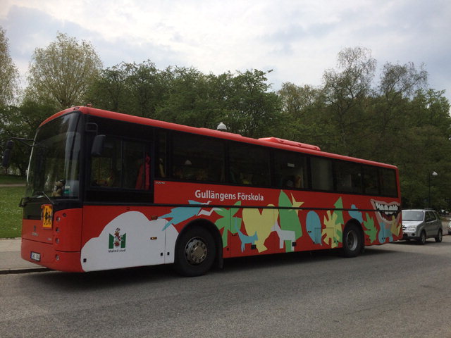 ▲ 스웨덴 말뫼시 필담스 공원 내 말뫼시가 운영 중인 버스형 유치원 ‘버스 푀르스콜라’가 정차해 있다.버스 내에는 주방과 화장실,탈의실,테이블 등이 마련돼 있다.