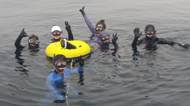 ▲ 사천진리 어촌특화마을을 찾은 체험관광객들이 스킨스쿠버 다이빙을 즐기고 있다.