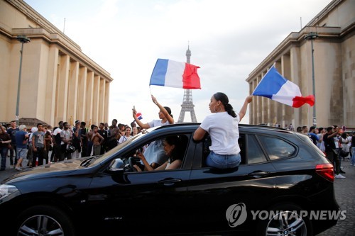 ▲ 에펠탑이 보이는 파리 트로카데로 광장에서 국기인 삼색기를 흔들며 환호하는 프랑스인들 [로이터=연합뉴스]
