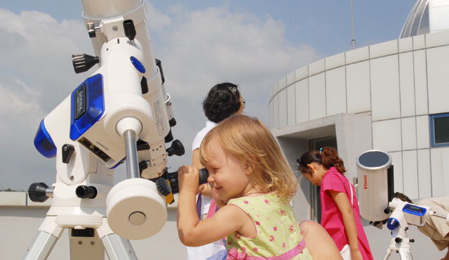 ▲ 양구 국토정중앙천문대에서 어린이들이 망원경을 통해 천체를 관측하고 있다.