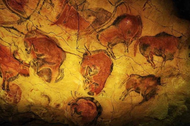 ▲ 역동적으로 튕겨나갈듯 웅크린 소가 있는 그림이 그려진 구석기시대 동굴벽화
