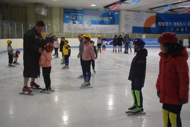 ▲ 22일 강릉실내빙상장에서 학생들이 두꺼운 겨울옷을 입은채 스케이트 강습을 받고 있다.
