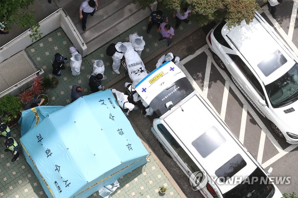 ▲ 23일 오후 정의당 노회찬 원내대표가 투신 사망한 것으로 알려진 서울 중구 한 아파트에서 구급차량으로 시신을 옮기고 있다.