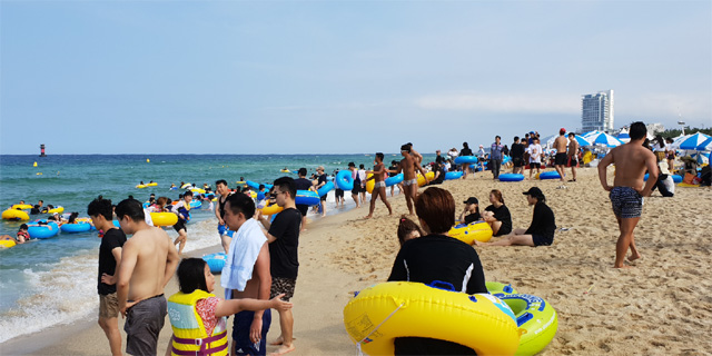 ▲ 휴가시즌 막바지인 12일 피서객들이 강릉 경포해수욕장에서 물놀이를 즐기고 있다.