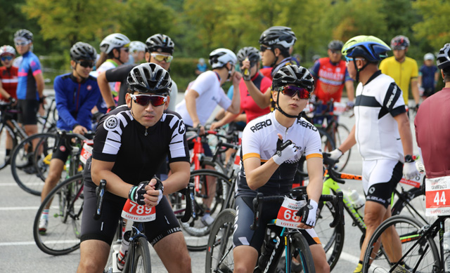 ▲ 원주 오크밸리가 개최한 지난해 대회에 참가자들이 자전거를 타며 여유를 만끽하고 있다.