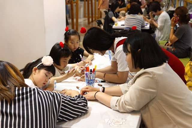 ▲ 원주생활문화센터가 마련한 동아리 ‘굿어스’ 체험활동이 최근 지역내 아동들이 참여한 가운데 열렸다.