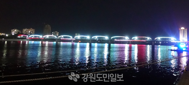 ▲ 화려한 조명 속 평양 대동강 다리 북한 대동강변의 야경.대동강 다리가 색색의 조명들로 환하게 빛나고 있다. 평양/박지은