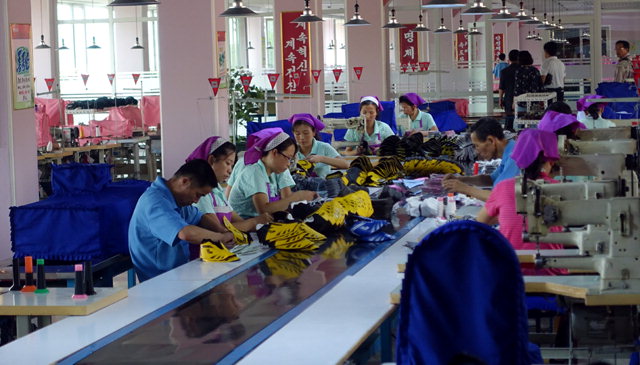 ▲ 류원신발공장 민간방북단은 최근 평양 류원신발공장을 시찰했다.근로자들이 신발을 제작하고 있다.