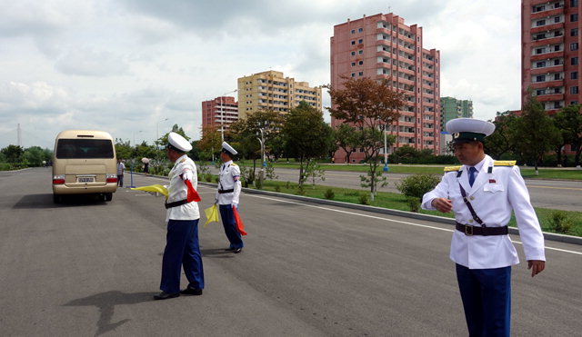 ▲ 북한 교통경찰 평양 한 거리에서 교통경찰이 차량 이동을 안내하고 있다.