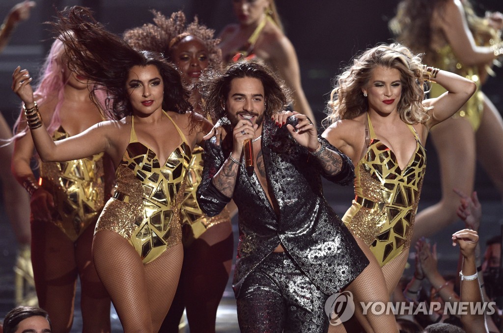 ▲ Maluma, center, performs at the MTV Video Music Awards at Radio City Music Hall on Monday, Aug. 20, 2018, in New York. (Photo by Chris Pizzello/Invision/AP)