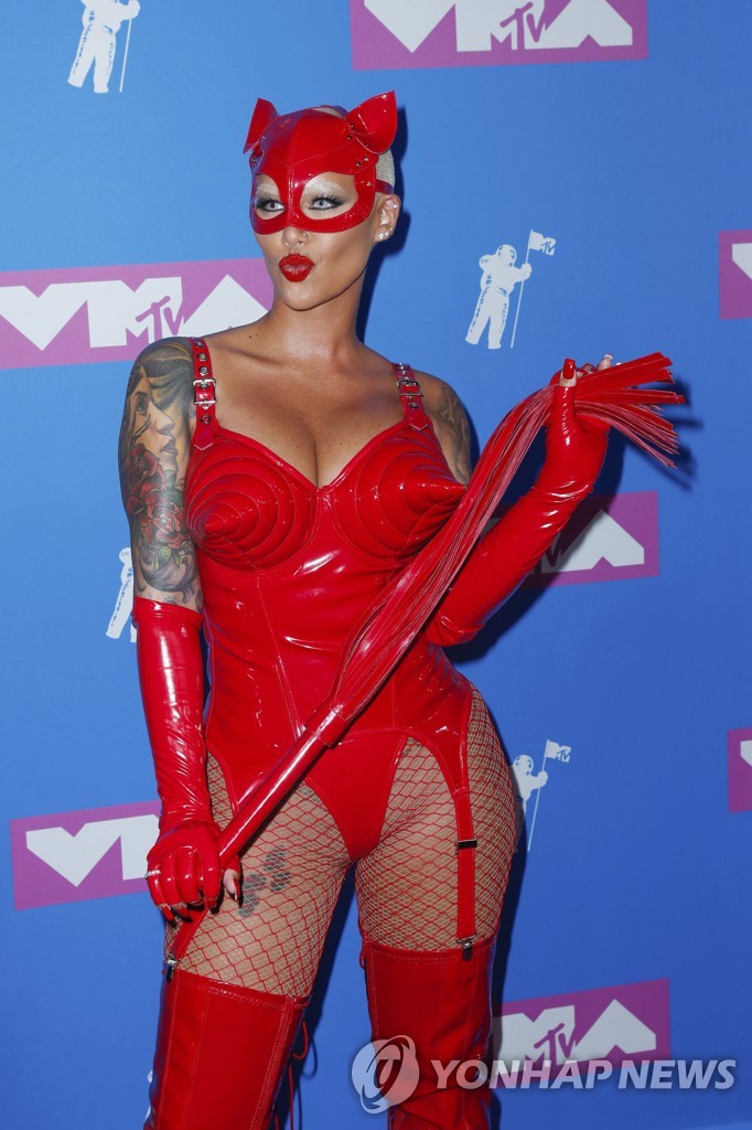 ▲ epa06961279 American model and actress Amber Rose arrives on the red carpet for the 2018 MTV Video Music Awards at Radio City Music Hall in New York, New York, USA, 20 August 2018. EPA/JASON SZENES