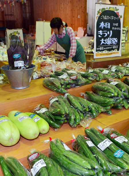 ▲ ②모쿠모쿠팜에서 가장 인기가 높은 지역 농축산물 판매장에는 신선하고 다양한 제품들이 진열돼 있다.